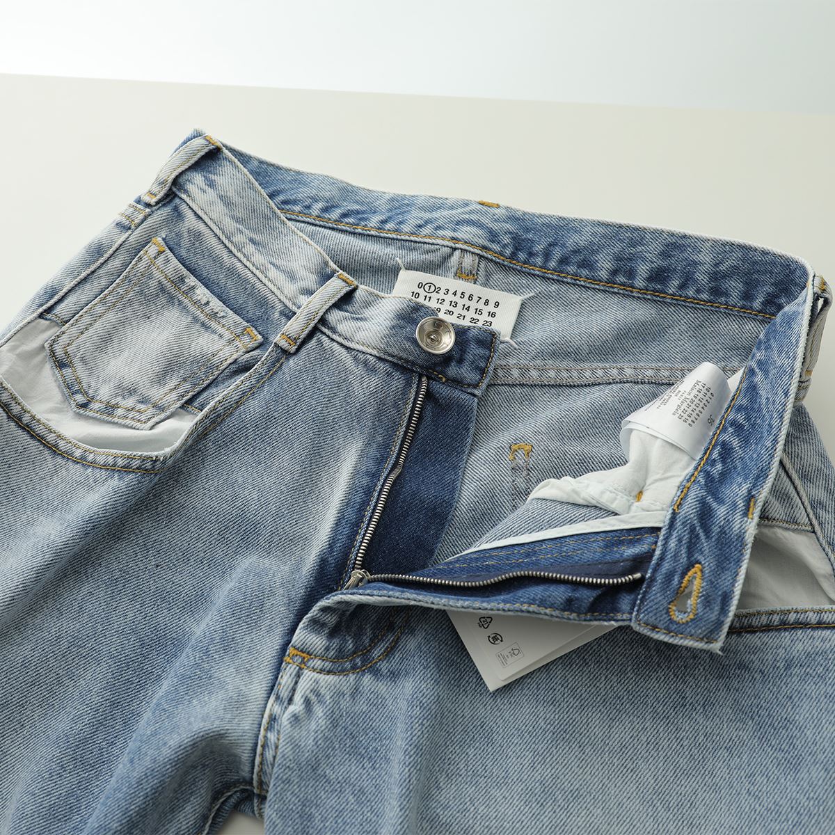 Maison Margiela の Contrast Pocket Straight Jeans が特別価格で発売