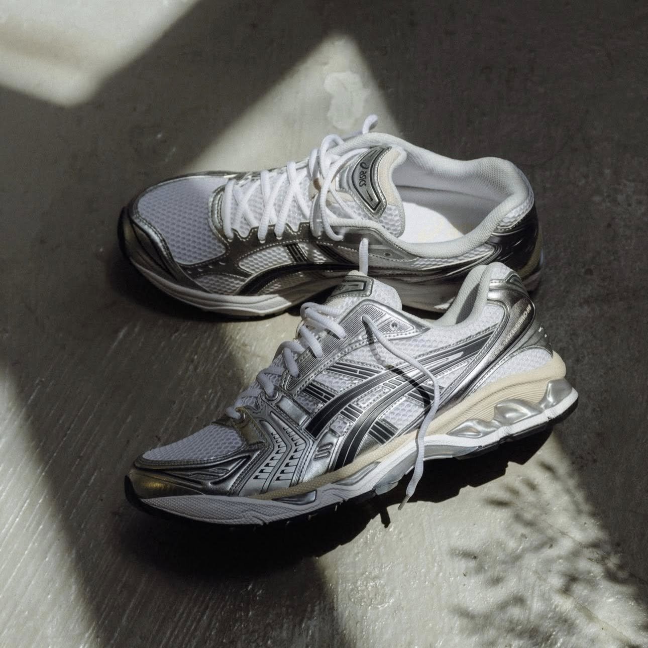 ASICS GEL-KAYANO 14 "White/Graphite Grey" が再販