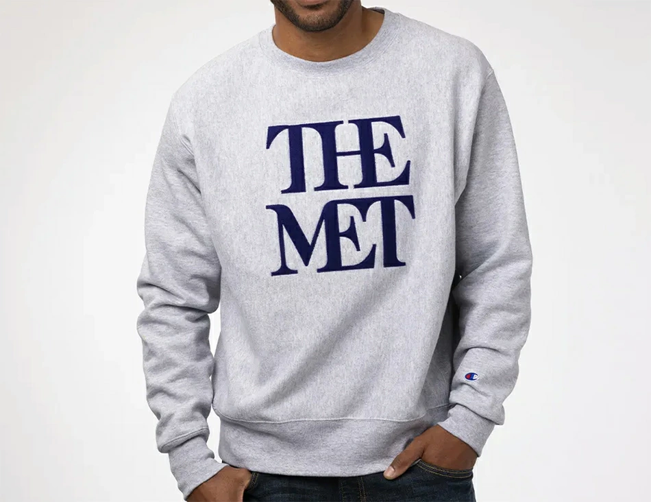 THE MET × Champion の Reverse Weave Appliqued Logo Crew Sweat が発売