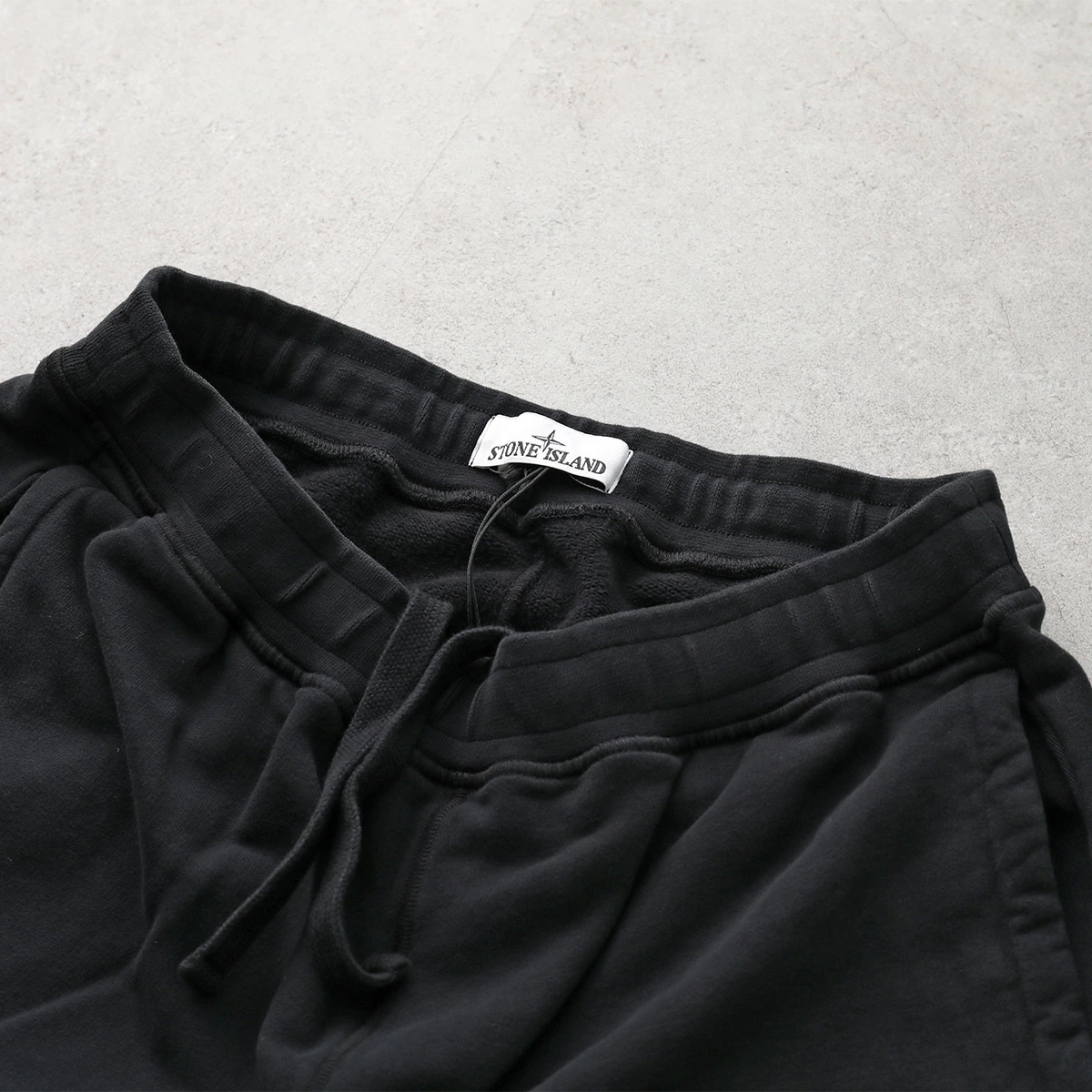 Stone Island の Sweat Pants FW25 が特別価格で発売