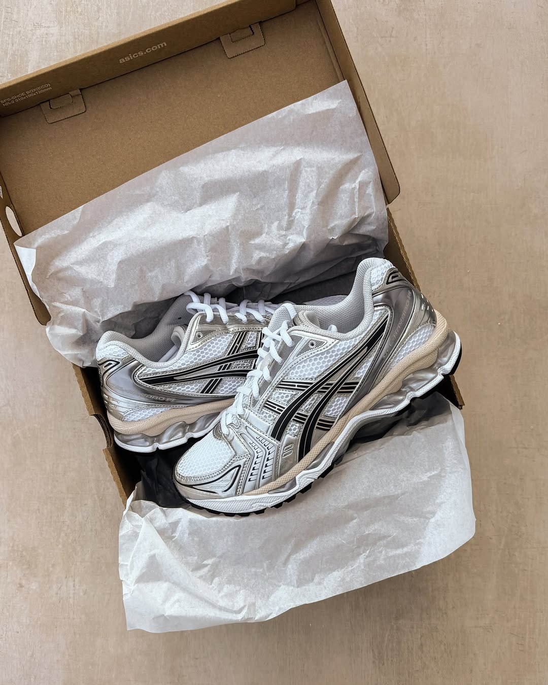 ASICS GEL-KAYANO 14 "White/Graphite Grey" が再販