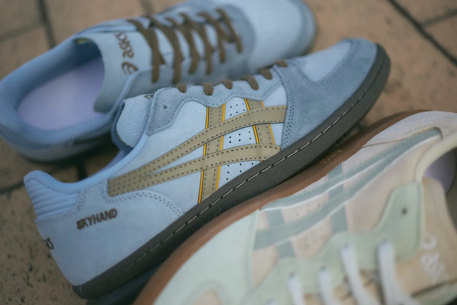 ASICS SKYHAND OG “Grey/Pepper” が発売