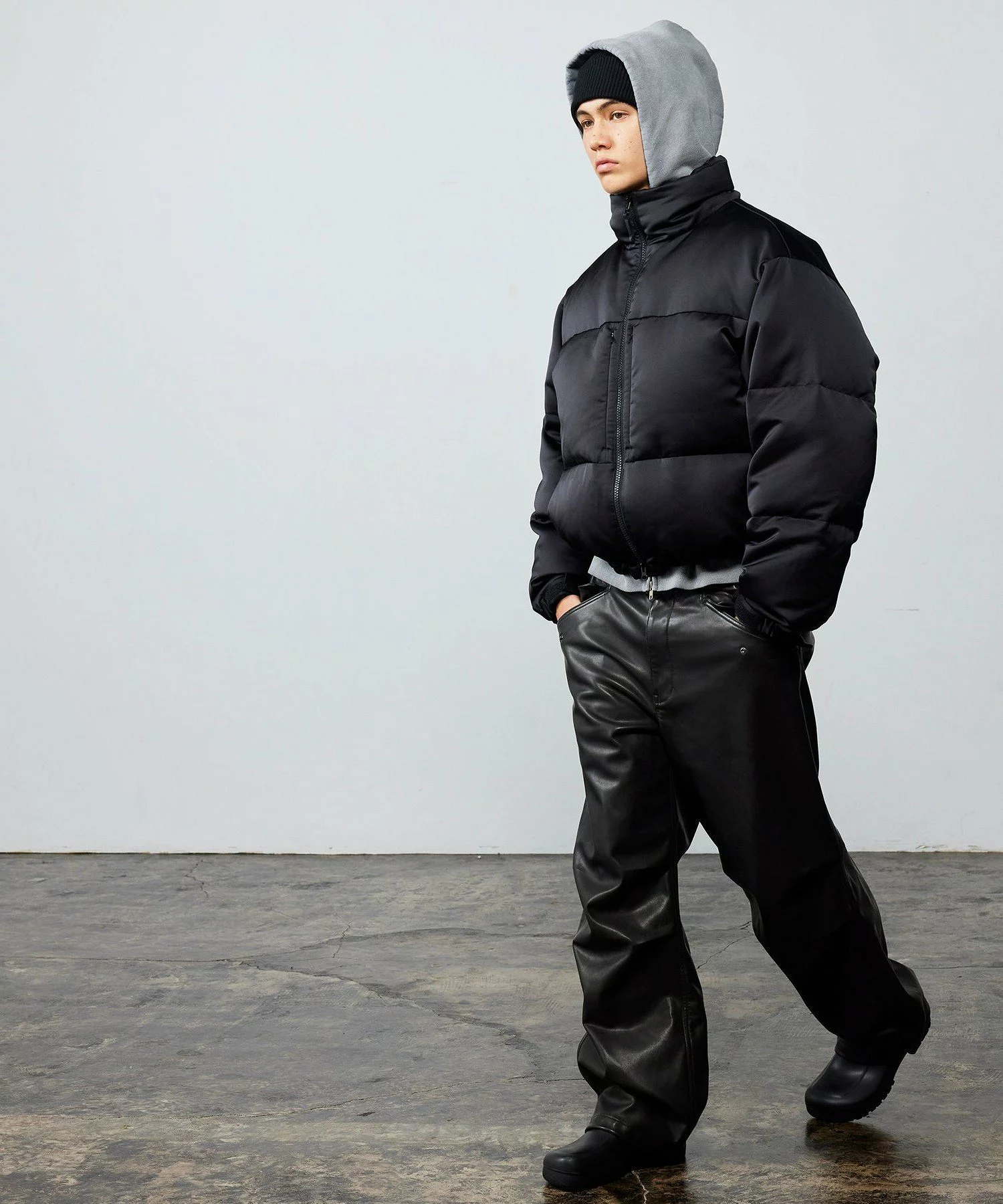 BEAMS より Leather Like Down Blouson FW25 が発売