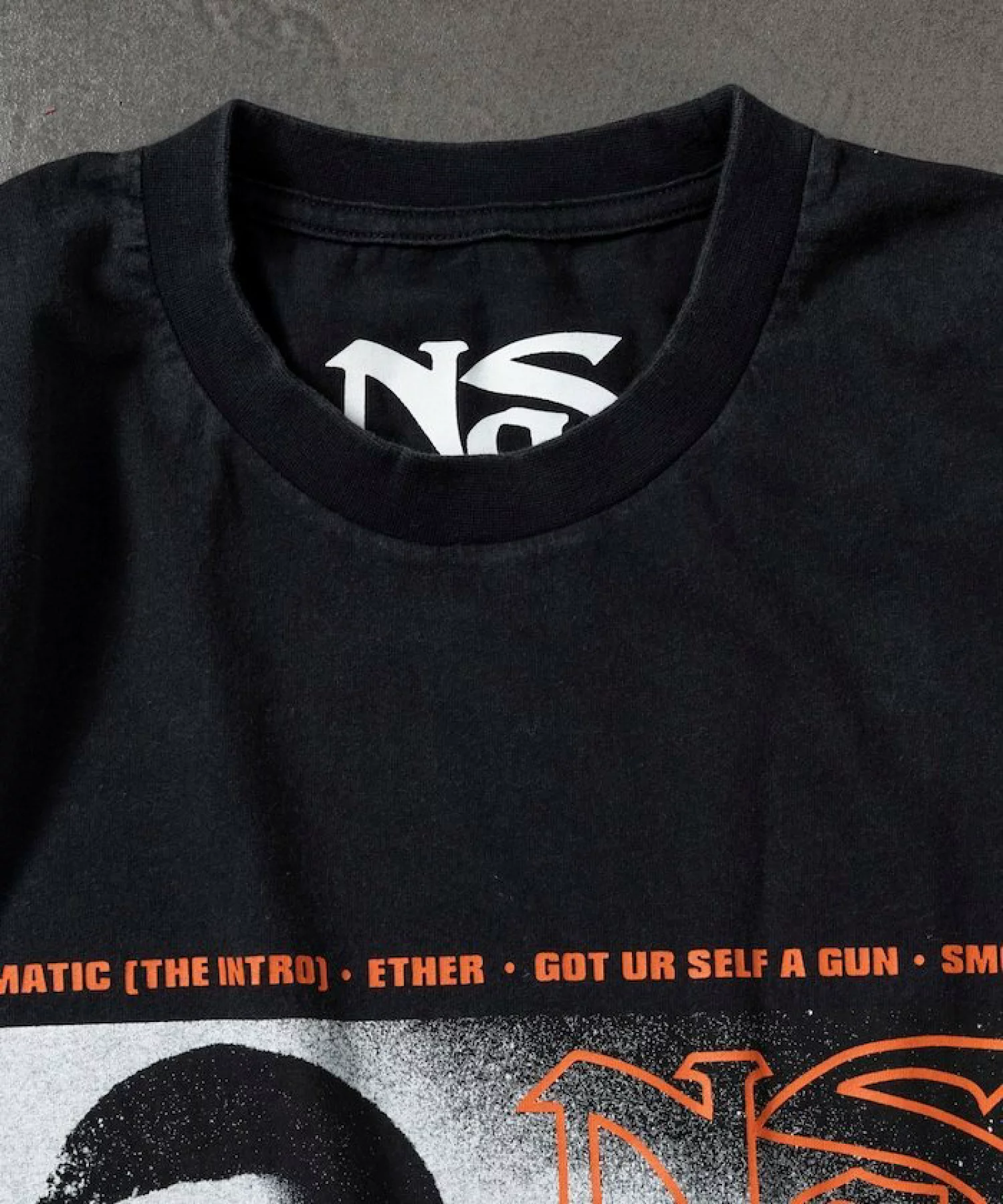 FREAK’S STORE × Nas による Front Print L/S Tee 25AW の先行予約が開始