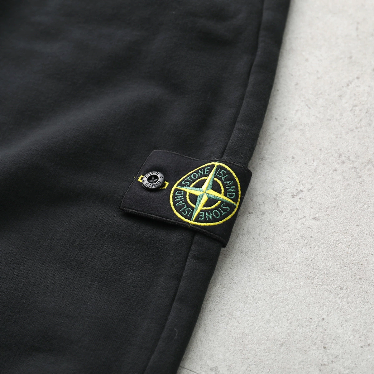 Stone Island の Sweat Pants FW25 が特別価格で発売