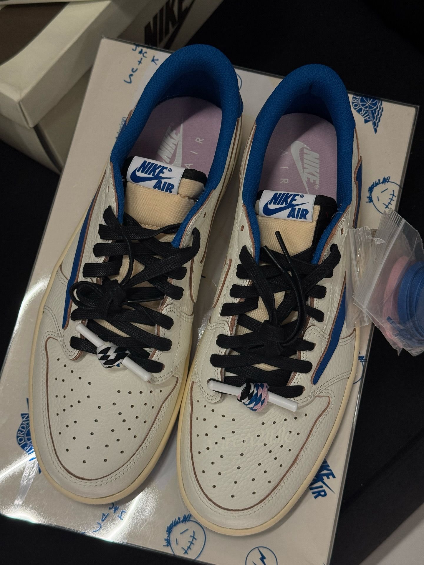 Travis Scott × fragment design × NIKE AIR JORDAN 1 LOW が4万足発売予定