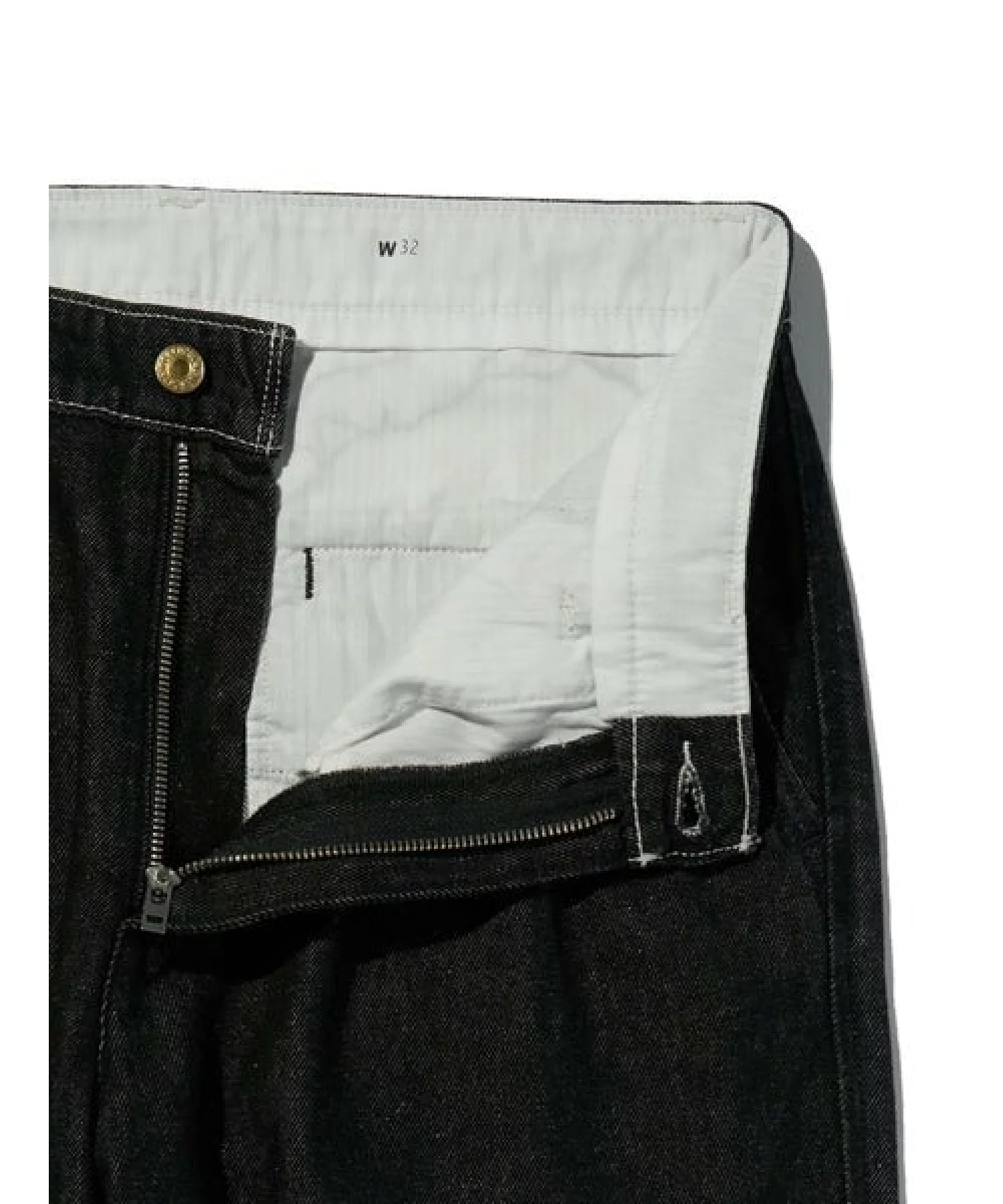 Levi’s® より Premium Black Denim Slacks が発売