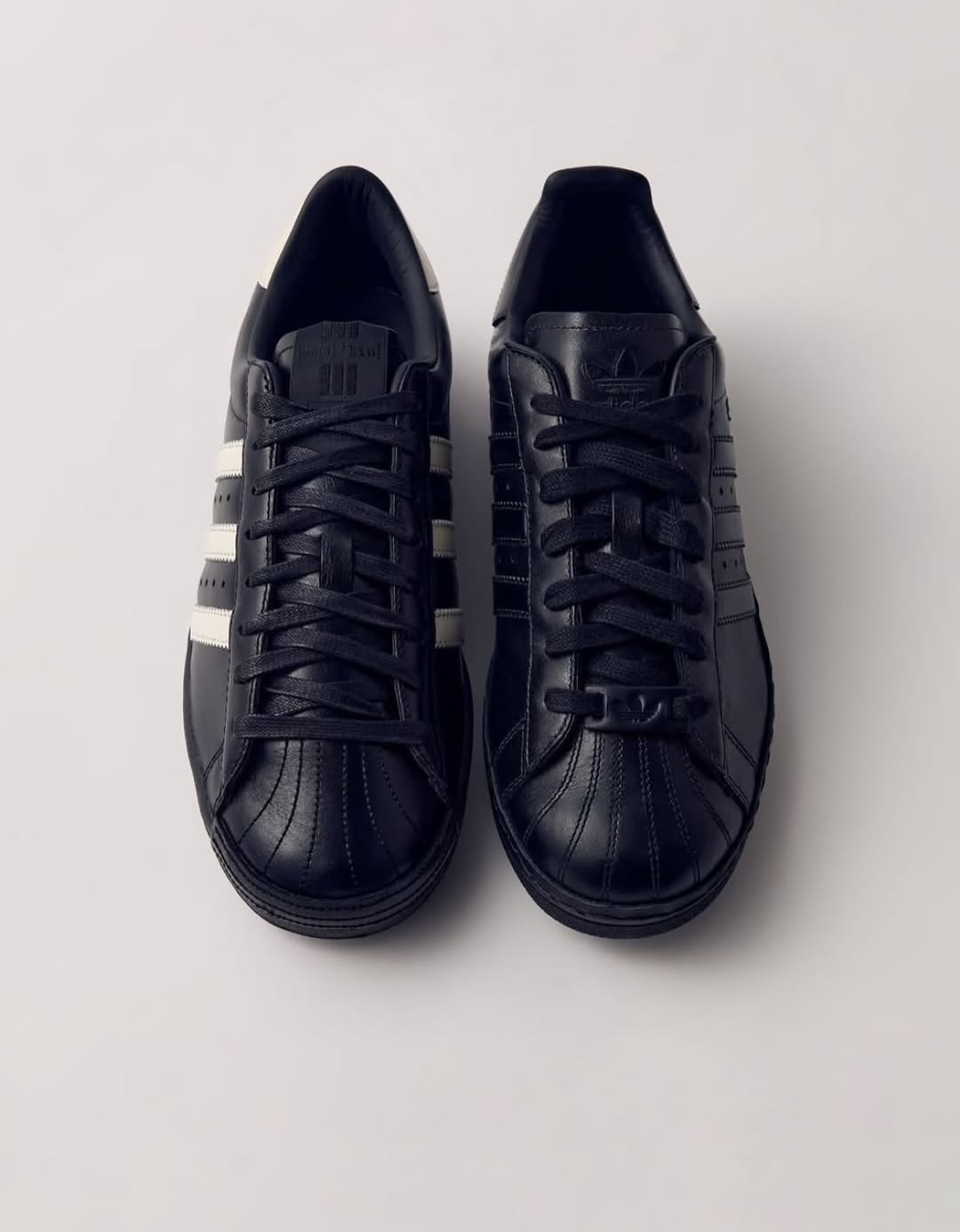 KITH × adidas Originals “Black Tie 2.0” が2025年秋に発売予定