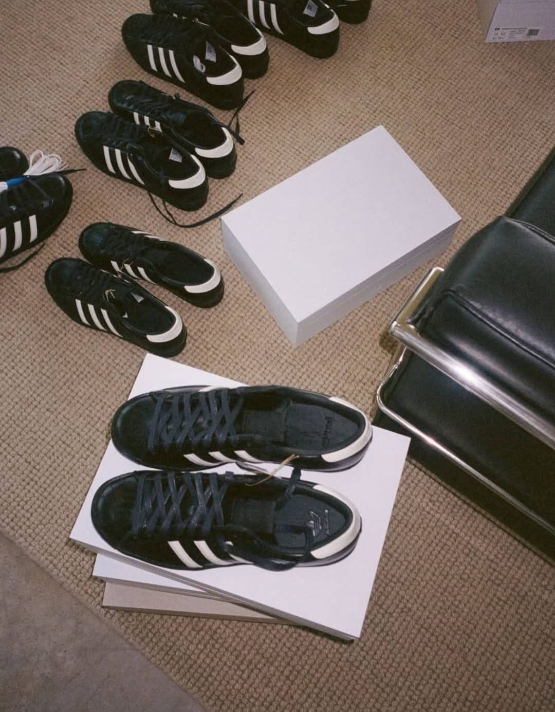 KITH × adidas Originals “Black Tie 2.0” が2025年秋に発売予定