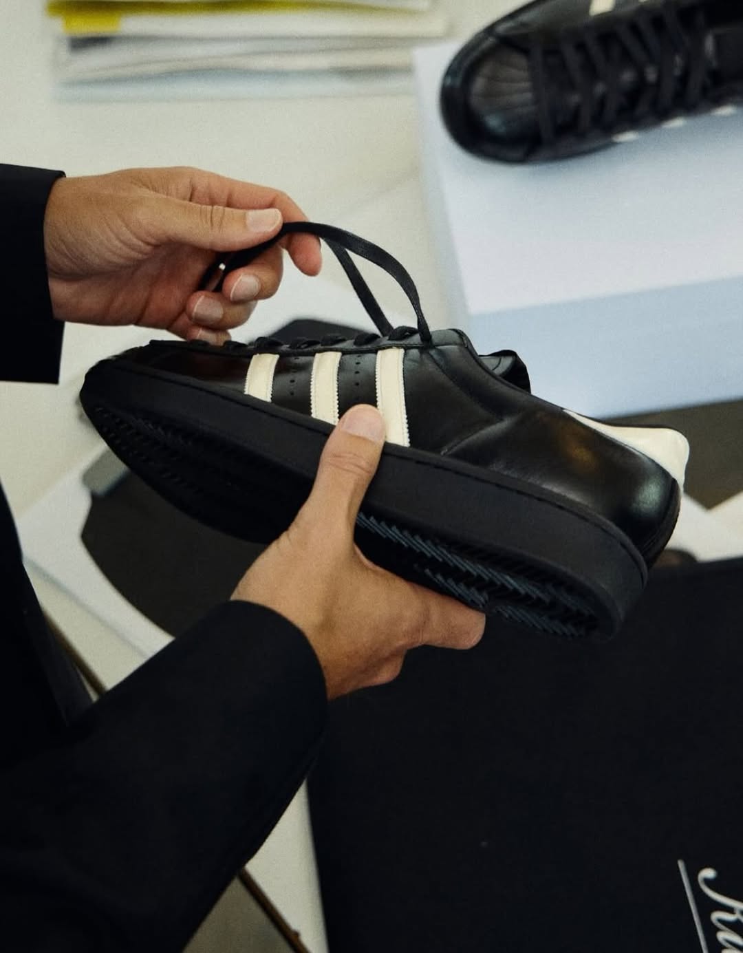 KITH × adidas Originals “Black Tie 2.0” が2025年秋に発売予定