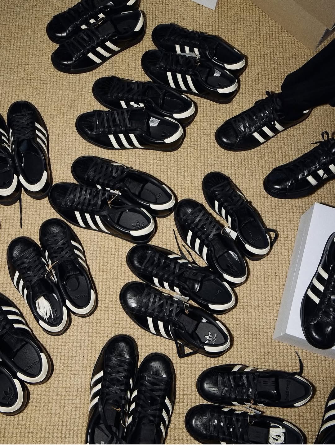 KITH × adidas Originals “Black Tie 2.0” が2025年秋に発売予定
