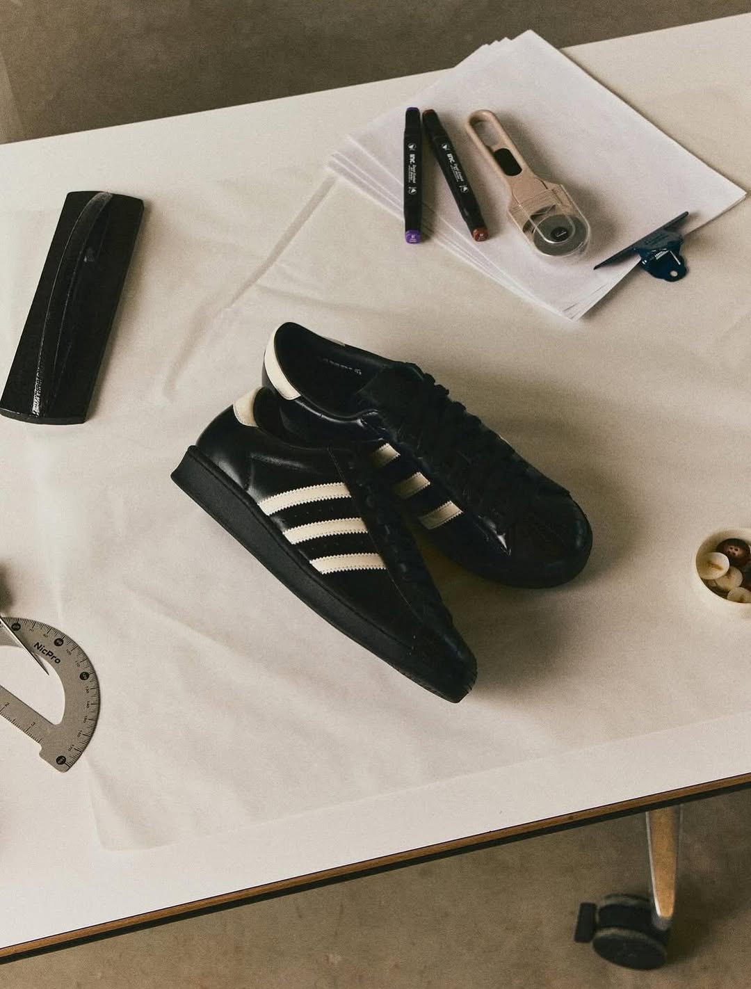 KITH × adidas Originals “Black Tie 2.0” が2025年秋に発売予定