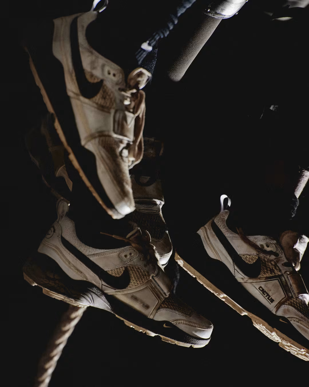 Travis Scott × NIKE の ZOOM FIELD JAXX “Light Chocolate” が発売