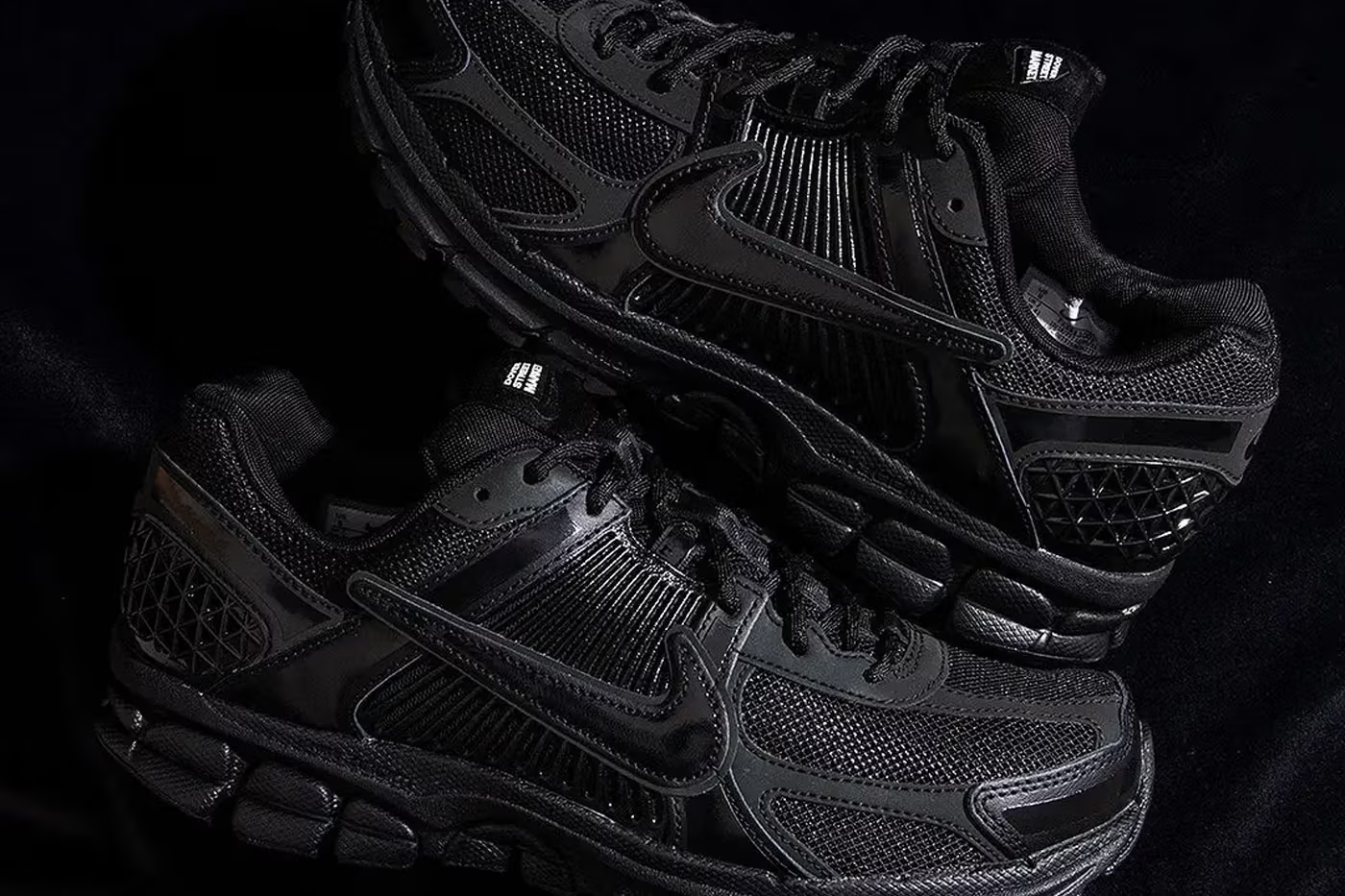 Dover Street Market × NIKE ZOOM VOMERO 5 "Black" が発売