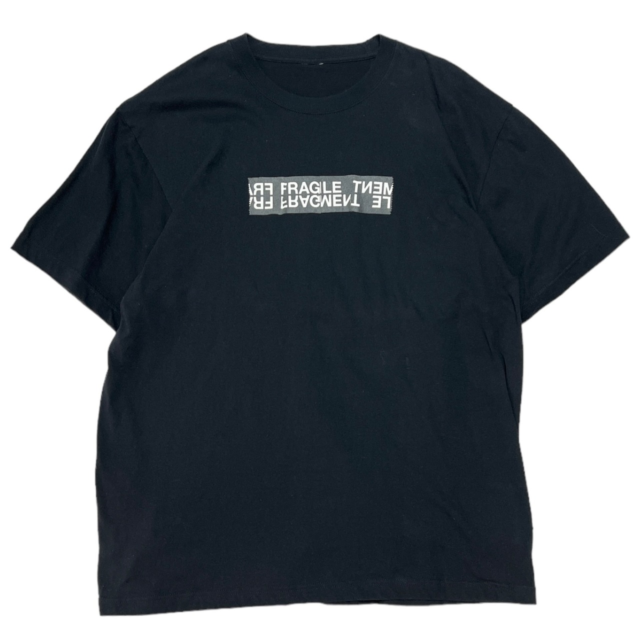 sacai × fragment design の Fragil Tee が発売