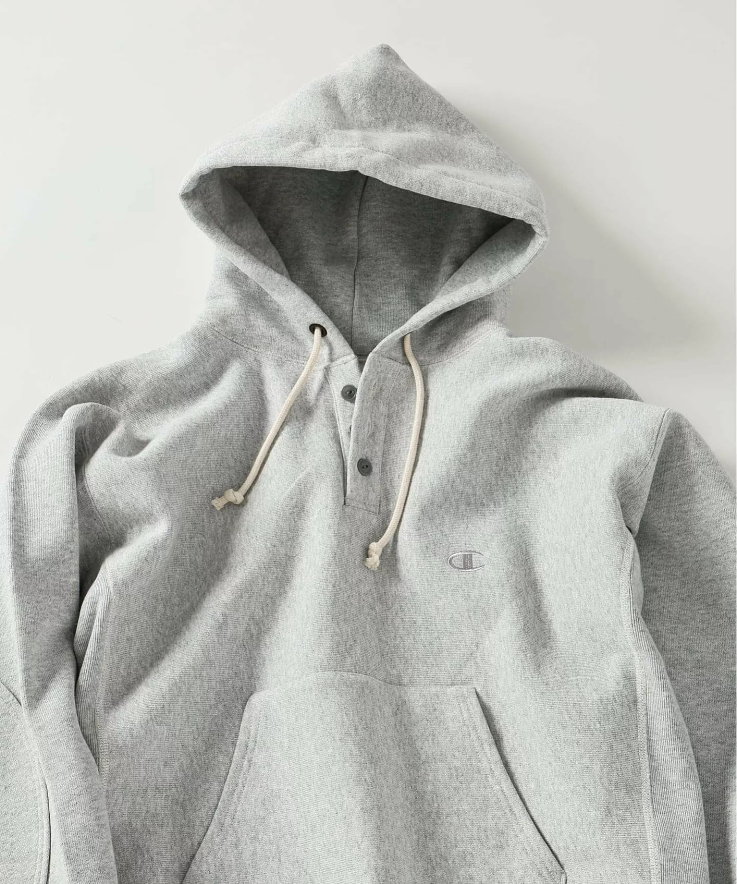 JOURNAL STANDARD relume × Champion の R/W Elbow Patch Henley Neck Hoodie が発売