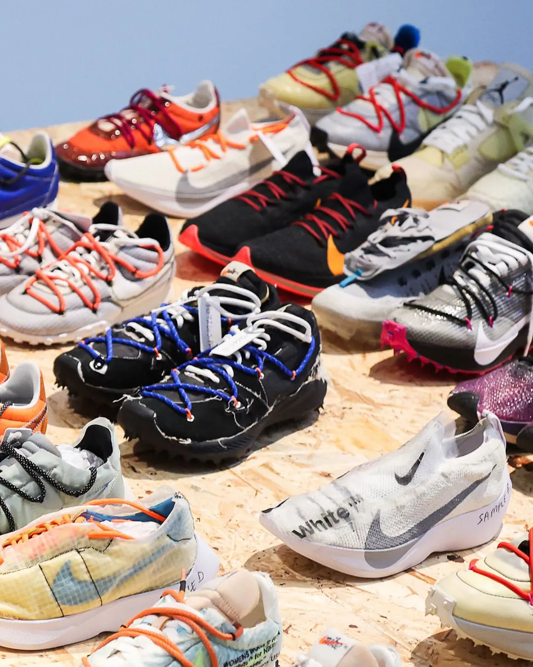 VIRGIL 希少　オフホワイト　罕见的日本娃娃　ヴァージル アブロー ヴァージル・アブロー の展示会 “Virgil Abloh: The Codes” が