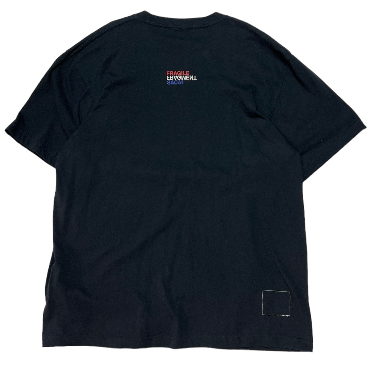 sacai × fragment design の Fragil Tee が発売