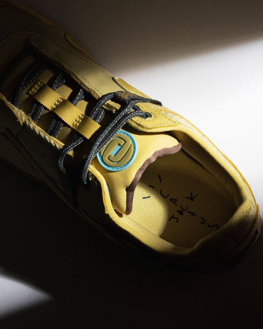 Travis Scott × NIKE AIR MAX 1 “Saturn Gold” が発売