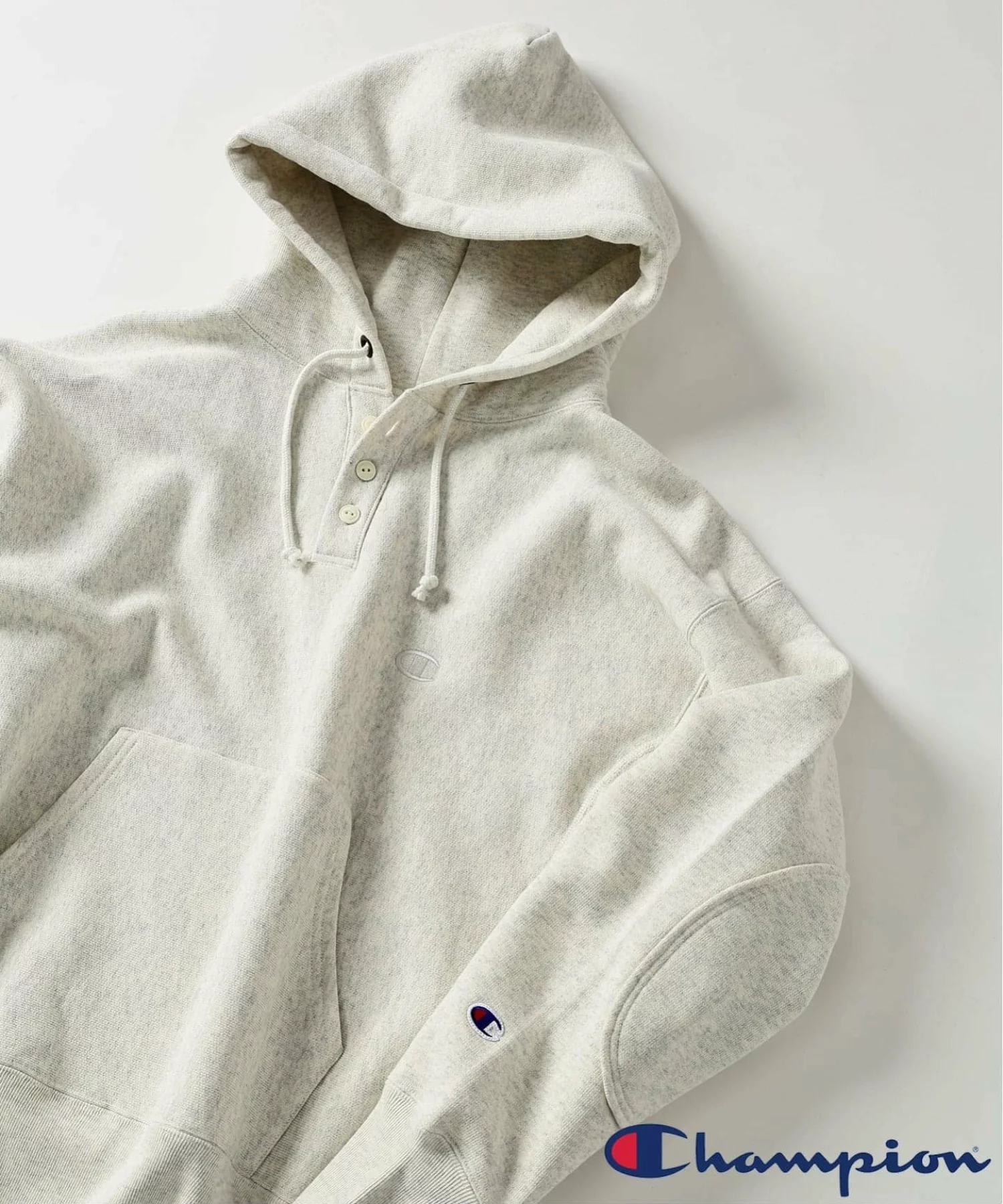 JOURNAL STANDARD relume × Champion の R/W Elbow Patch Henley Neck Hoodie が発売