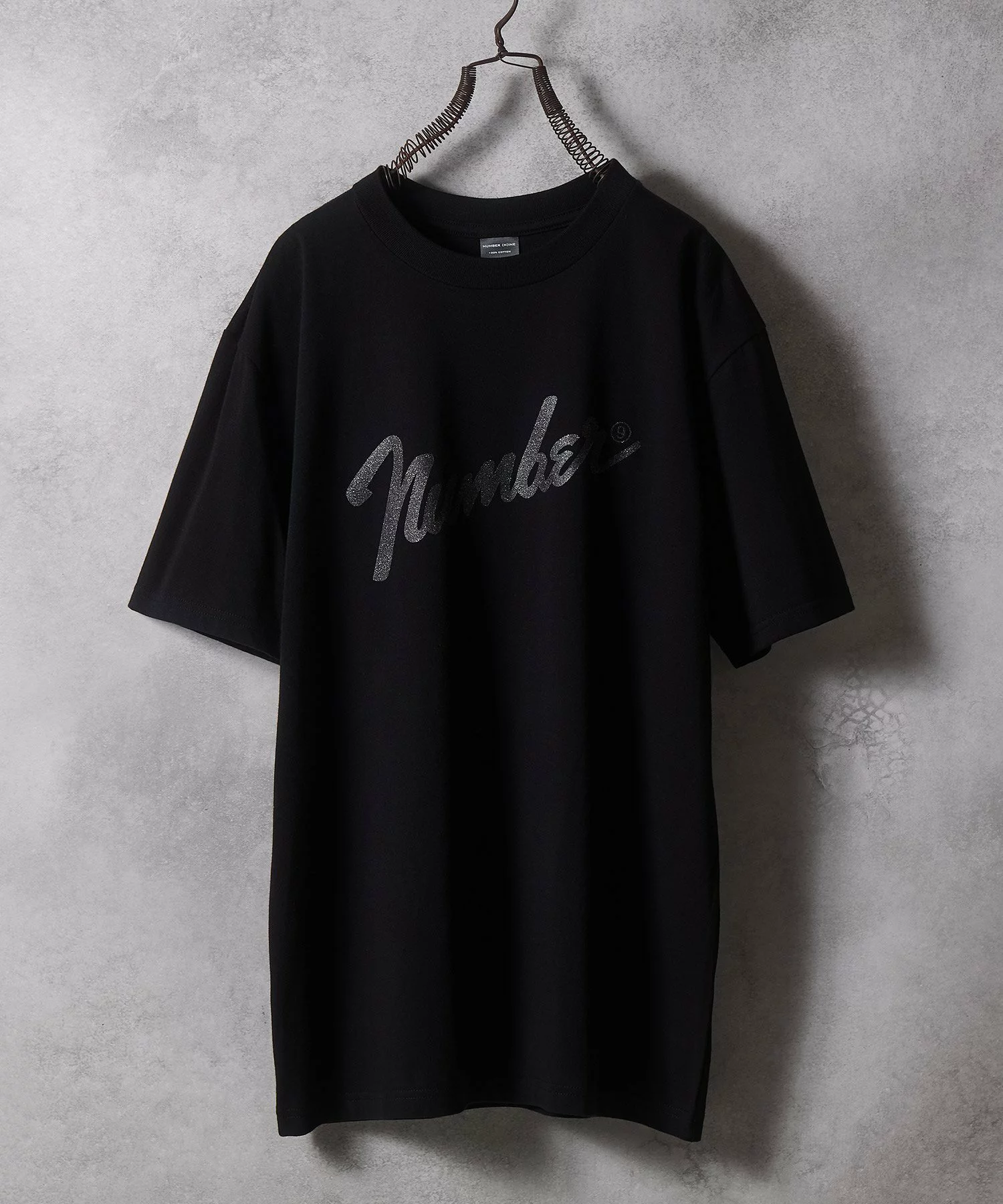 NUMBER (N)INE の Glitter Printed Tee が発売