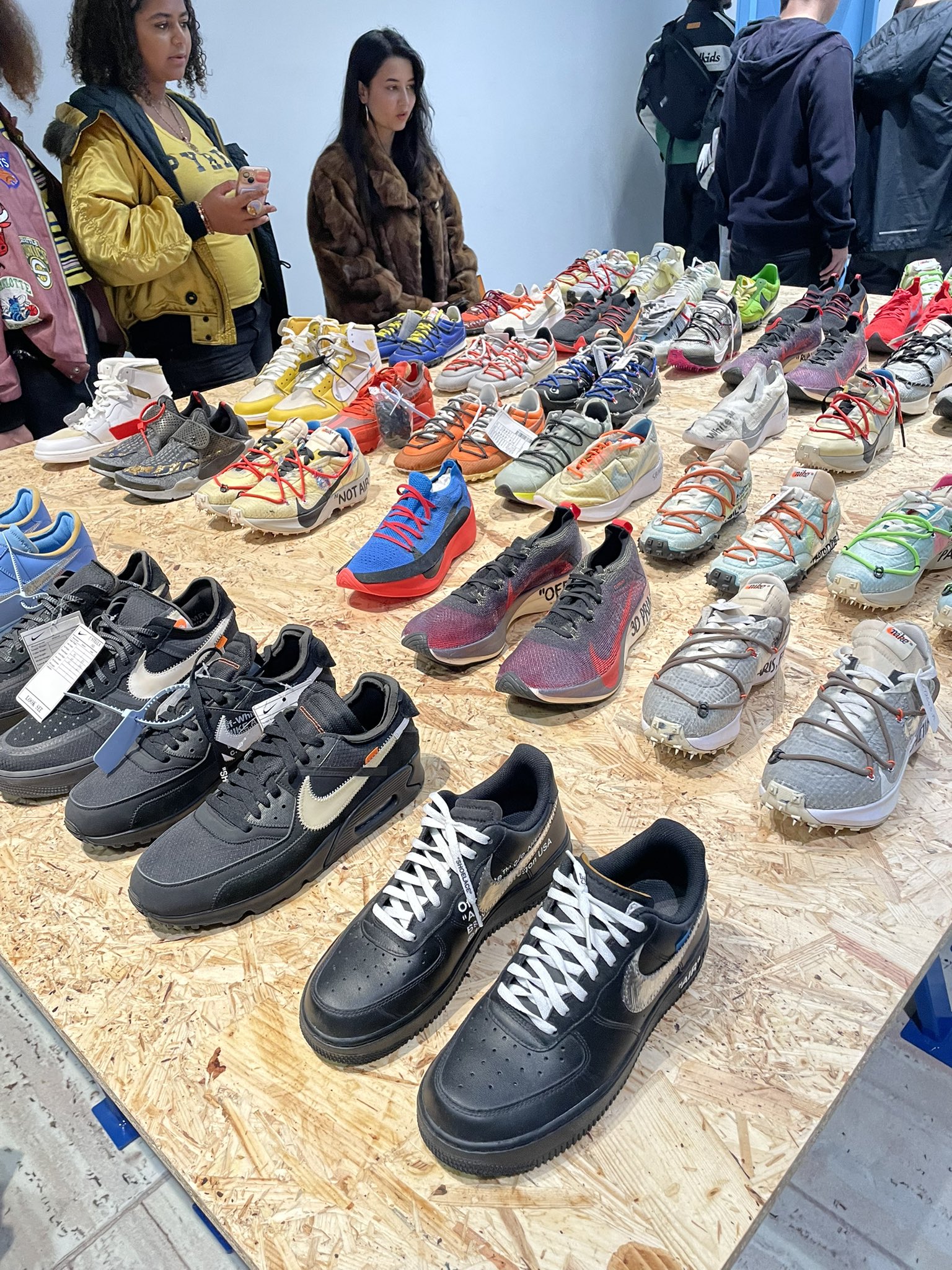 VIRGIL 希少　オフホワイト　罕见的日本娃娃　ヴァージル アブロー ヴァージル・アブローの新ブランド「オフ-ホワイト」が日本上陸