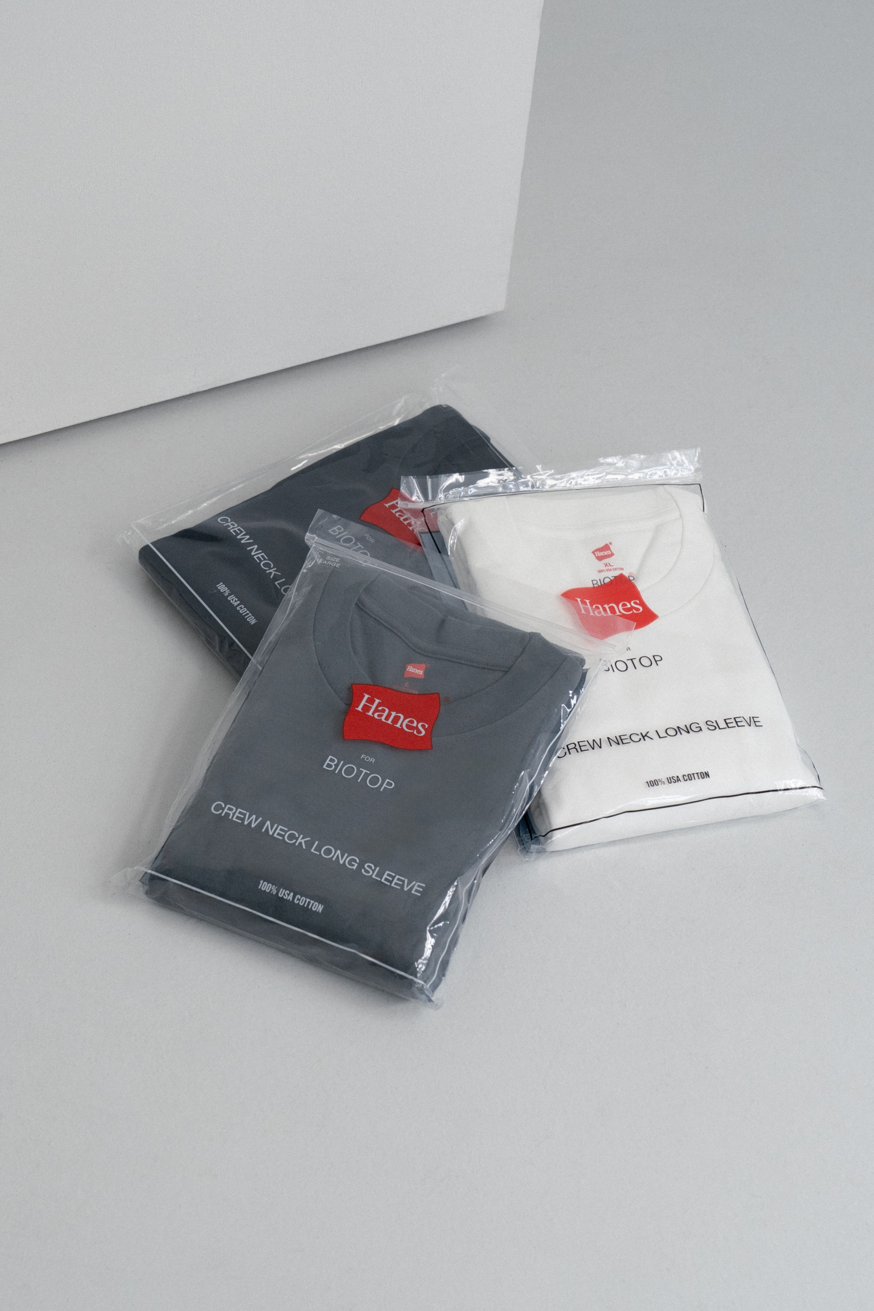 Hanes for BIOTOP の New Comfort Crew Neck Pullover with Thumbhole が発売