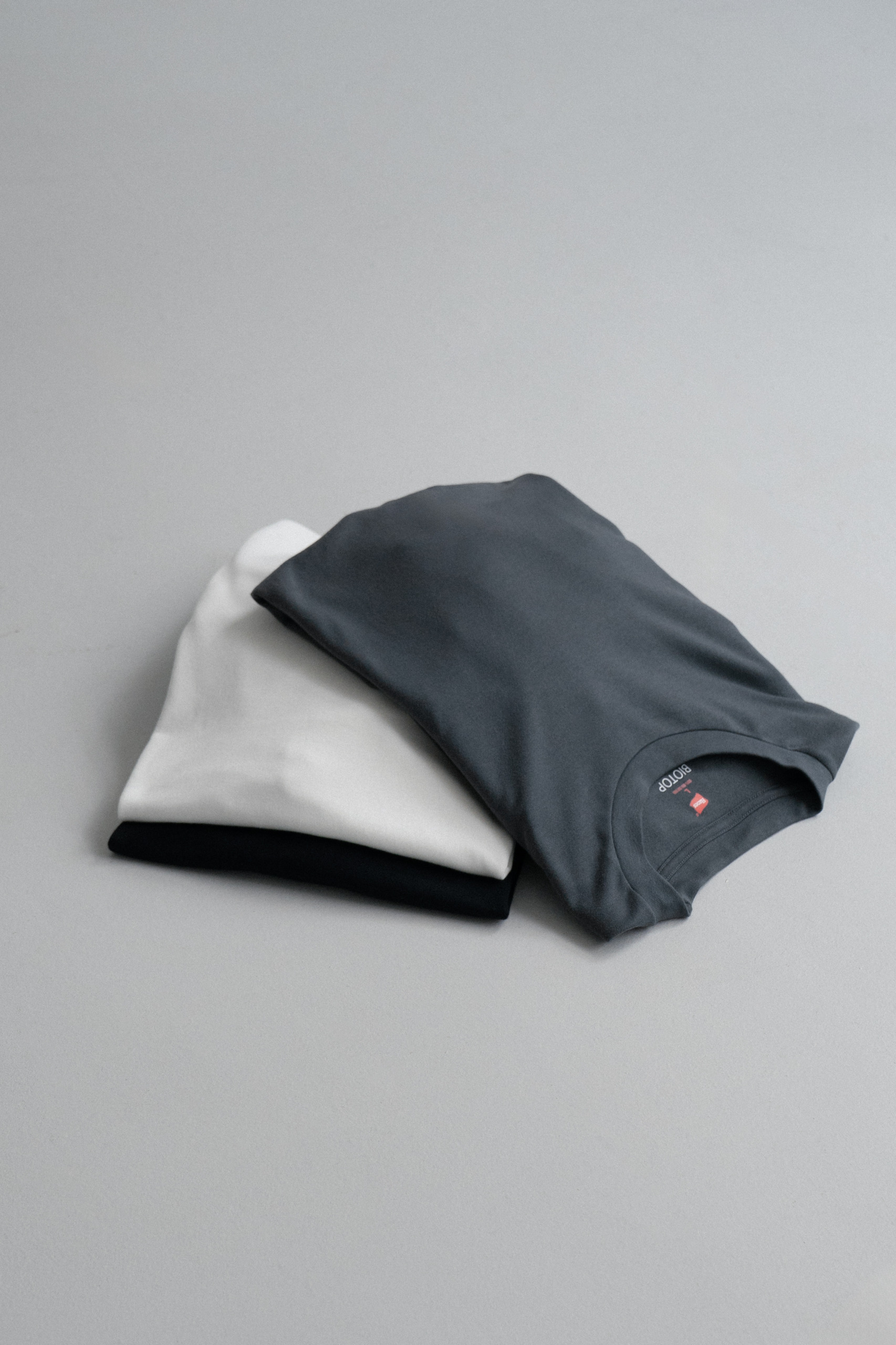 Hanes for BIOTOP の New Comfort Crew Neck Pullover with Thumbhole が発売