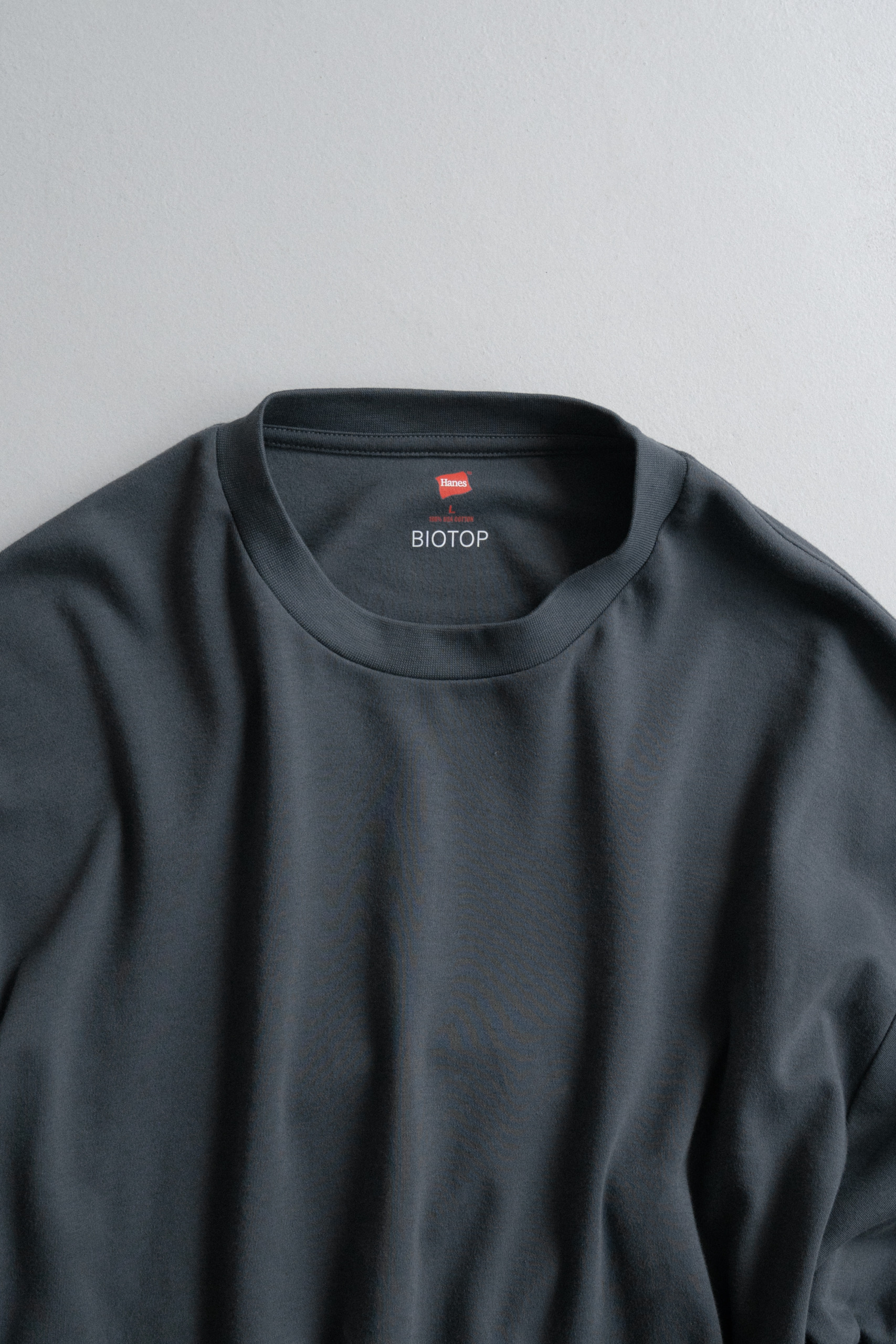 Hanes for BIOTOP の New Comfort Crew Neck Pullover with Thumbhole が発売
