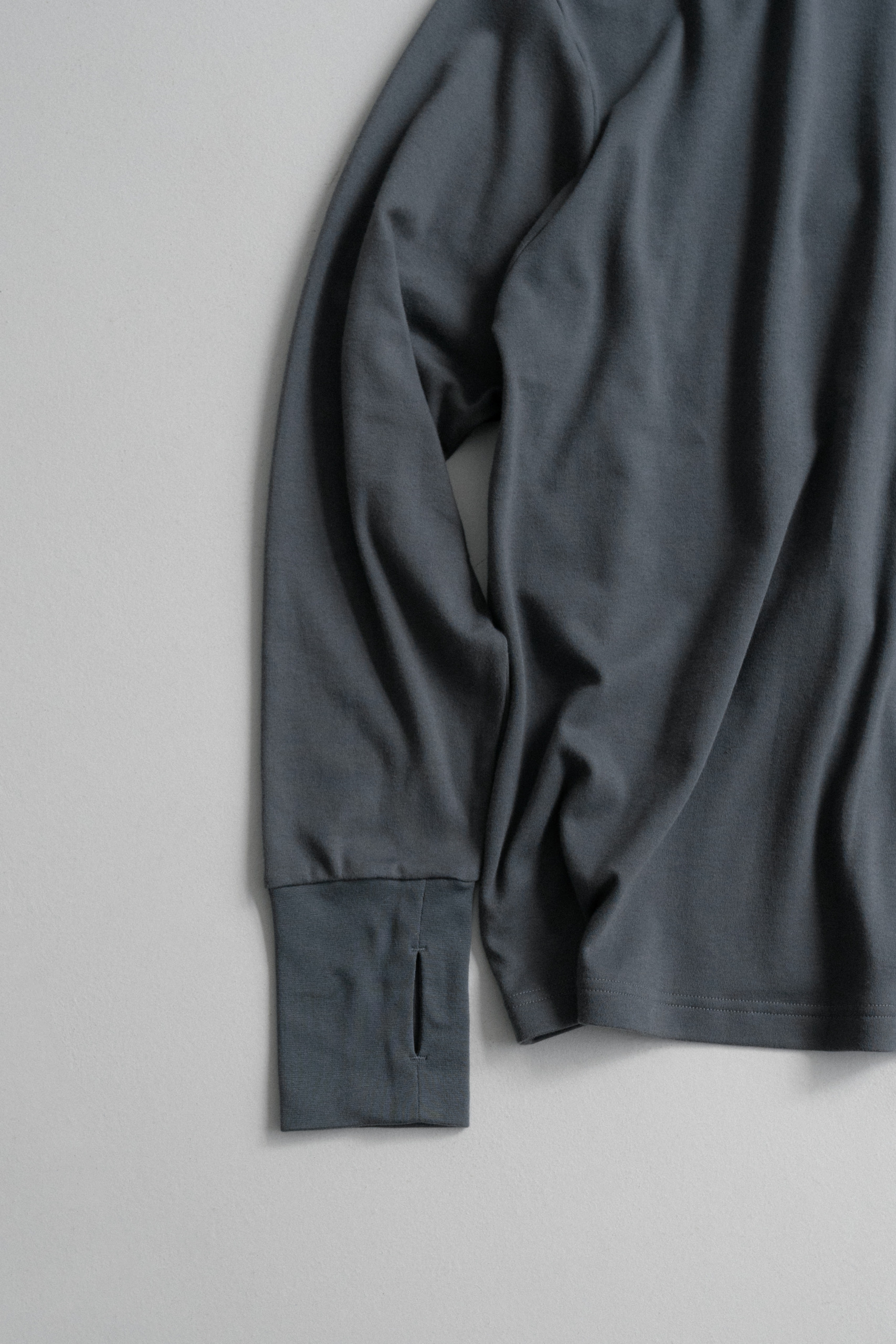 Hanes for BIOTOP の New Comfort Crew Neck Pullover with Thumbhole が発売