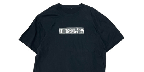 sacai × fragment design の Fragil Tee が発売