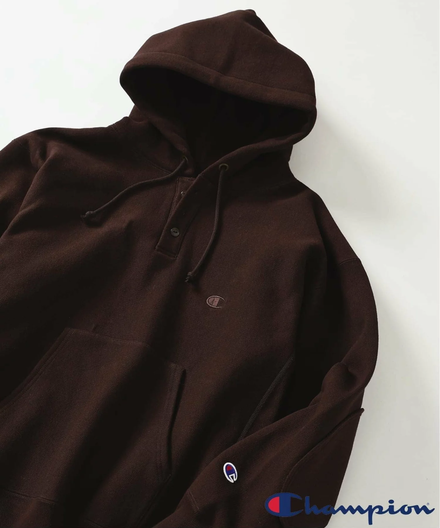 JOURNAL STANDARD relume × Champion の R/W Elbow Patch Henley Neck Hoodie が発売