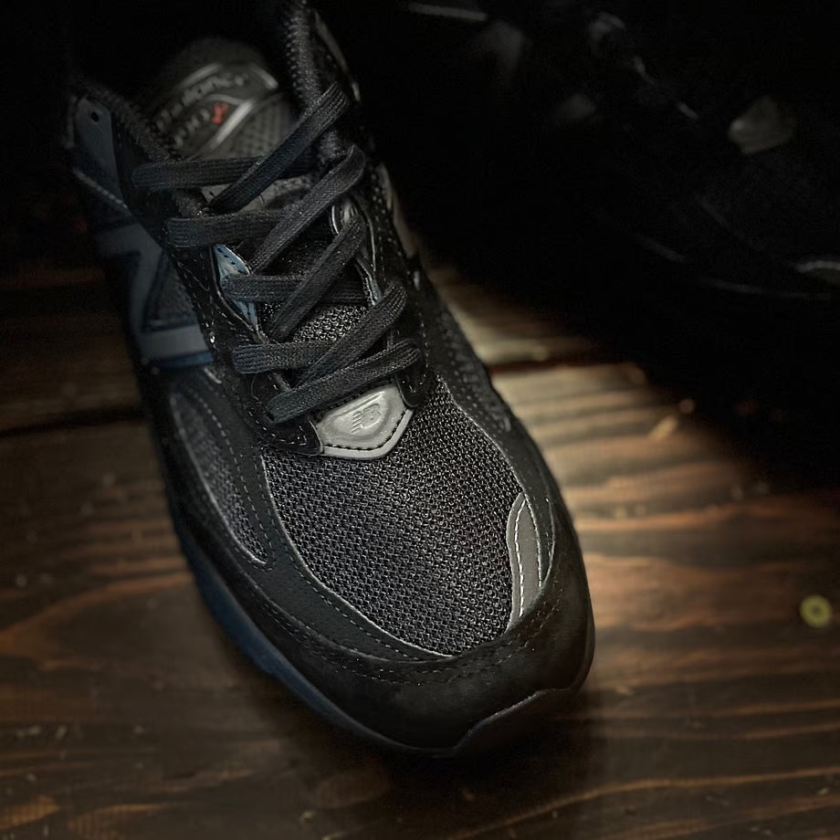 New Balance 990v6 “Triple Black” の24％OFF セールが開催