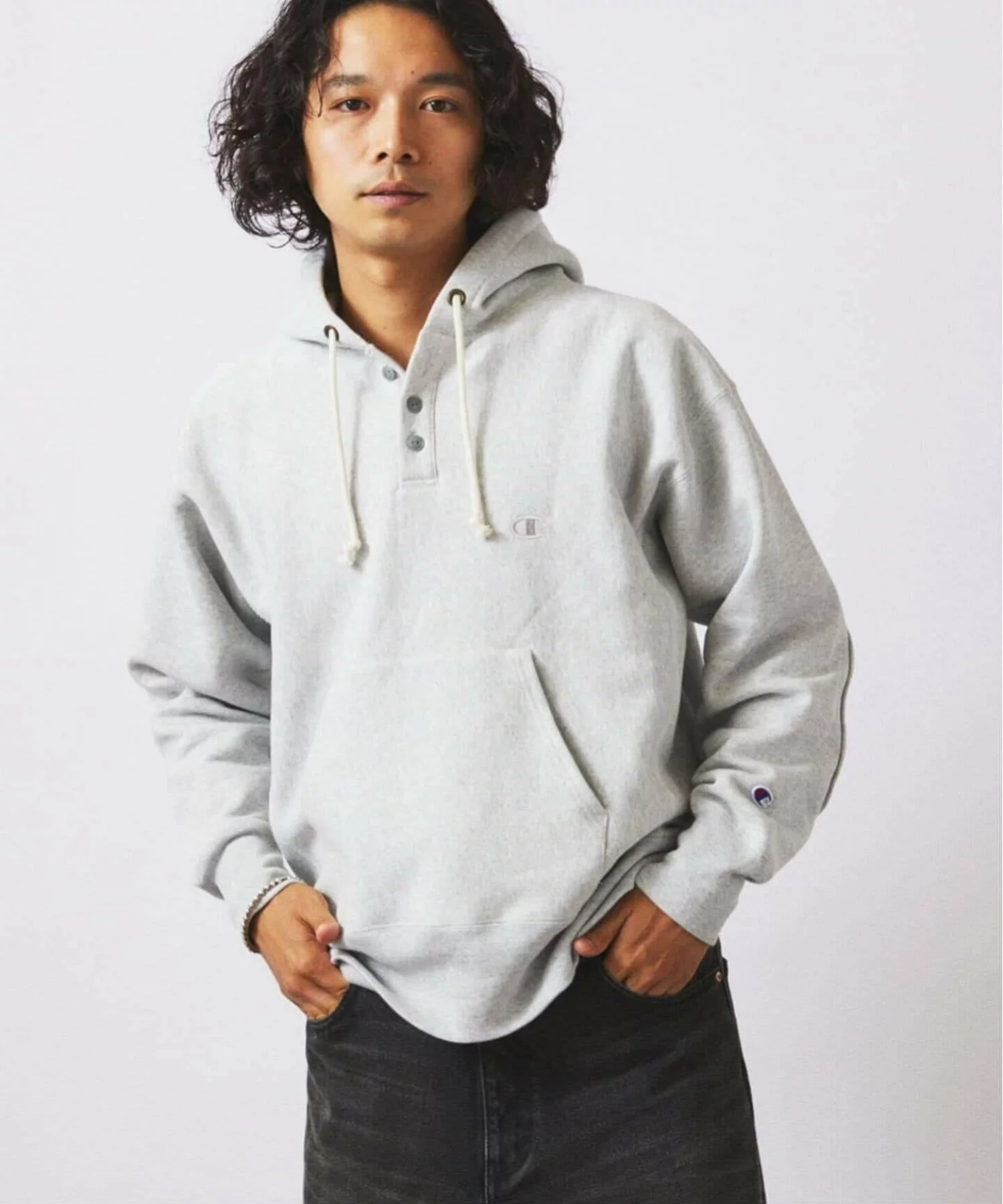 JOURNAL STANDARD relume × Champion の R/W Elbow Patch Henley Neck Hoodie が発売