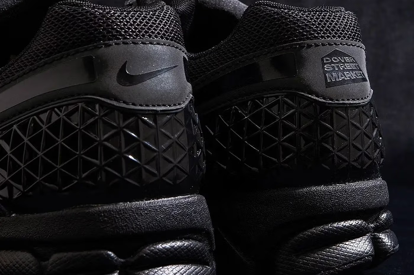 Dover Street Market × NIKE ZOOM VOMERO 5 "Black" が発売