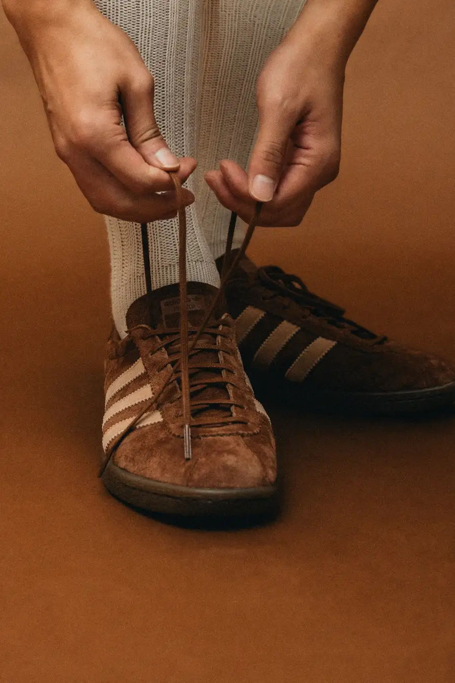 FREAK’S STORE × adidas Originals の TOBACCO “Brown” が発売