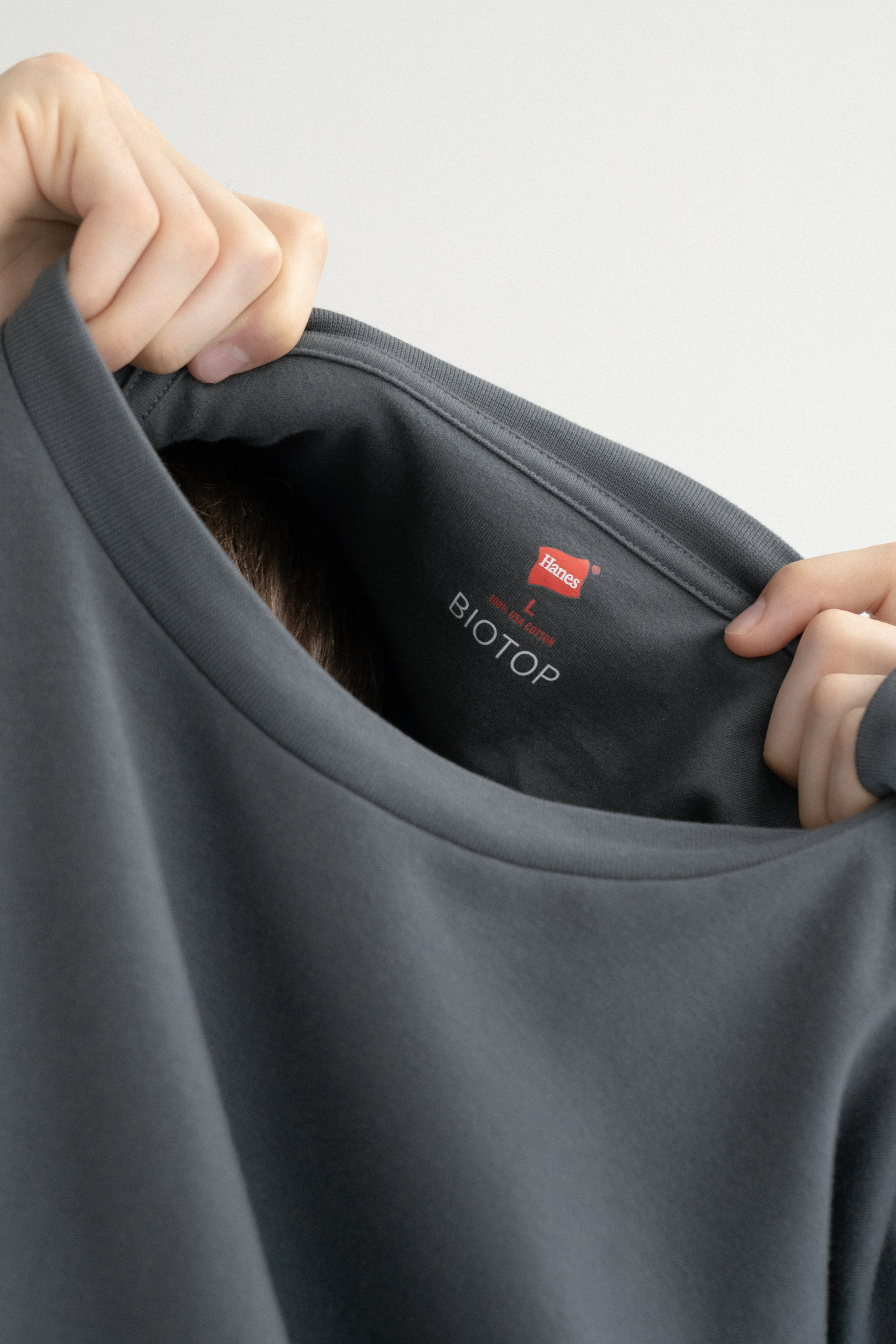Hanes for BIOTOP の New Comfort Crew Neck Pullover with Thumbhole が発売