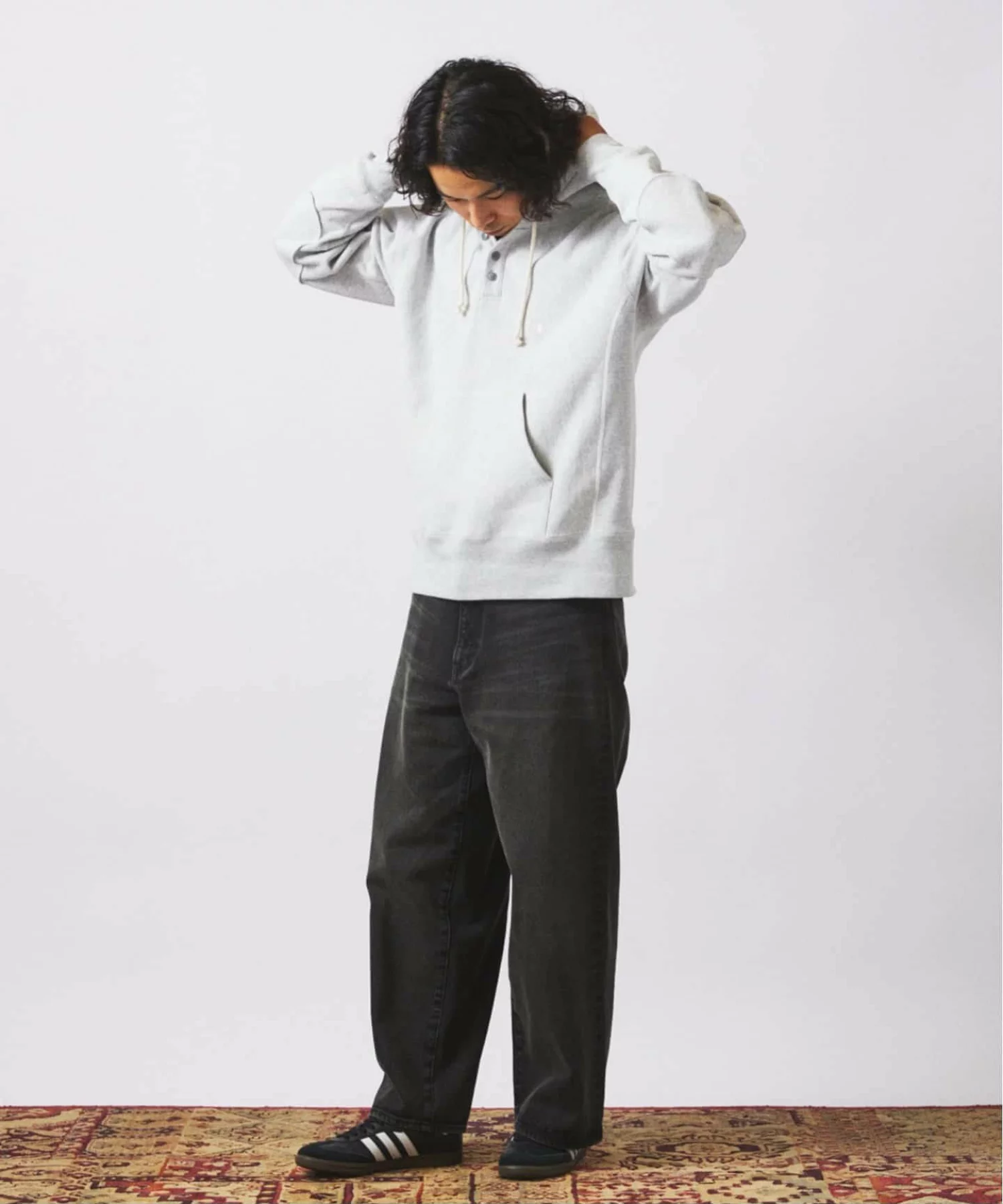JOURNAL STANDARD relume × Champion の R/W Elbow Patch Henley Neck Hoodie が発売