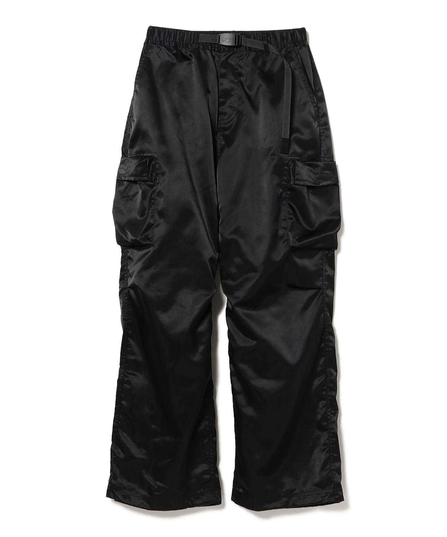 BEAMS × GRAMICCI の Shiny Nylon 6-Pocket Pants が発売