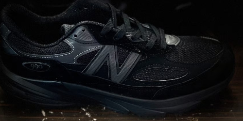 New Balance 990v6 “Triple Black” の24％OFF セールが開催