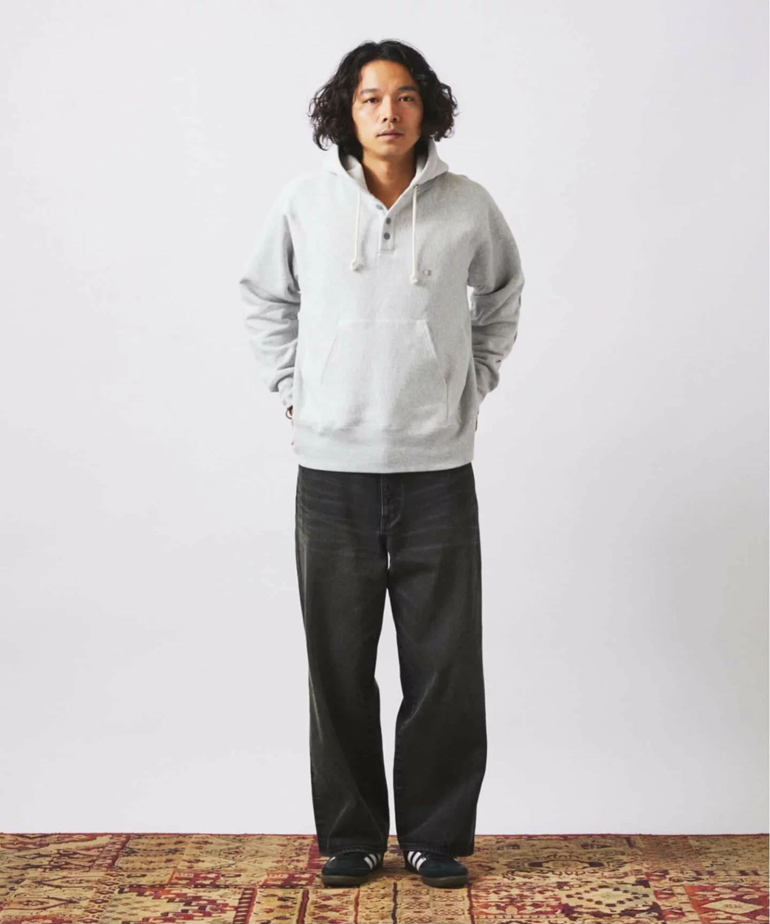 JOURNAL STANDARD relume × Champion の R/W Elbow Patch Henley Neck Hoodie が発売