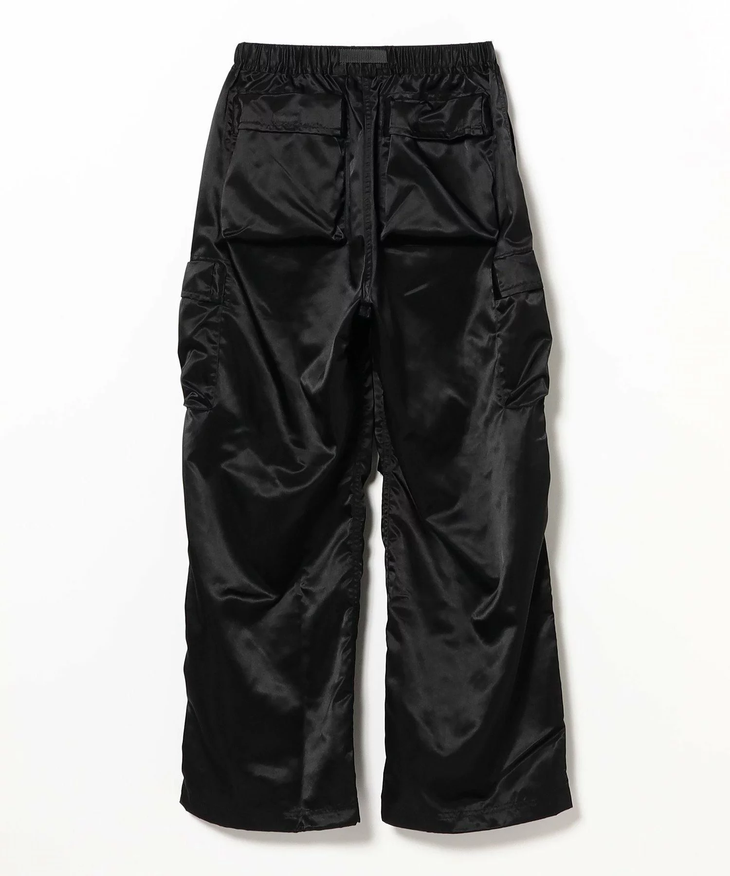 BEAMS × GRAMICCI の Shiny Nylon 6-Pocket Pants が発売
