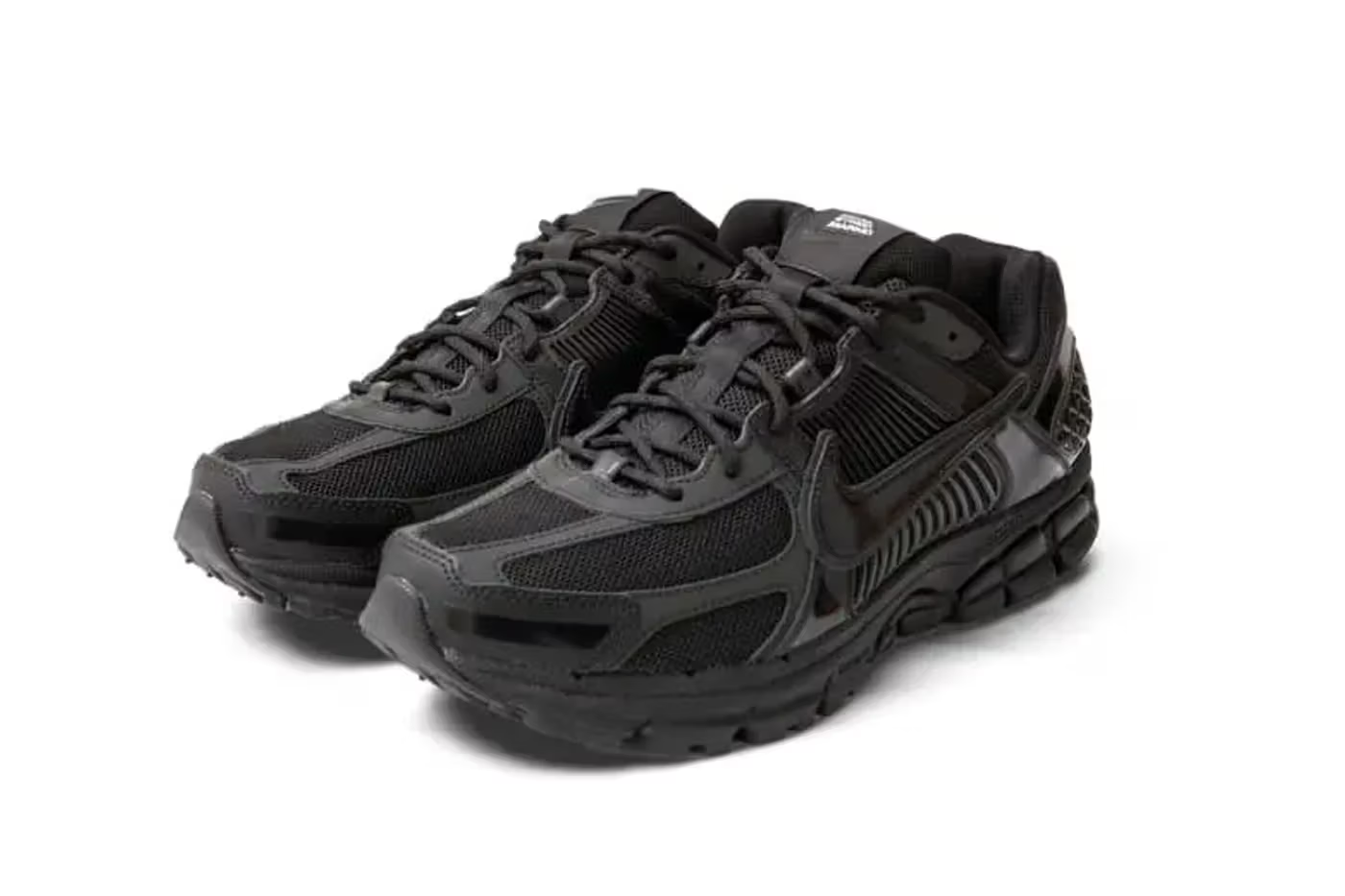 Dover Street Market × NIKE ZOOM VOMERO 5 "Black" が発売