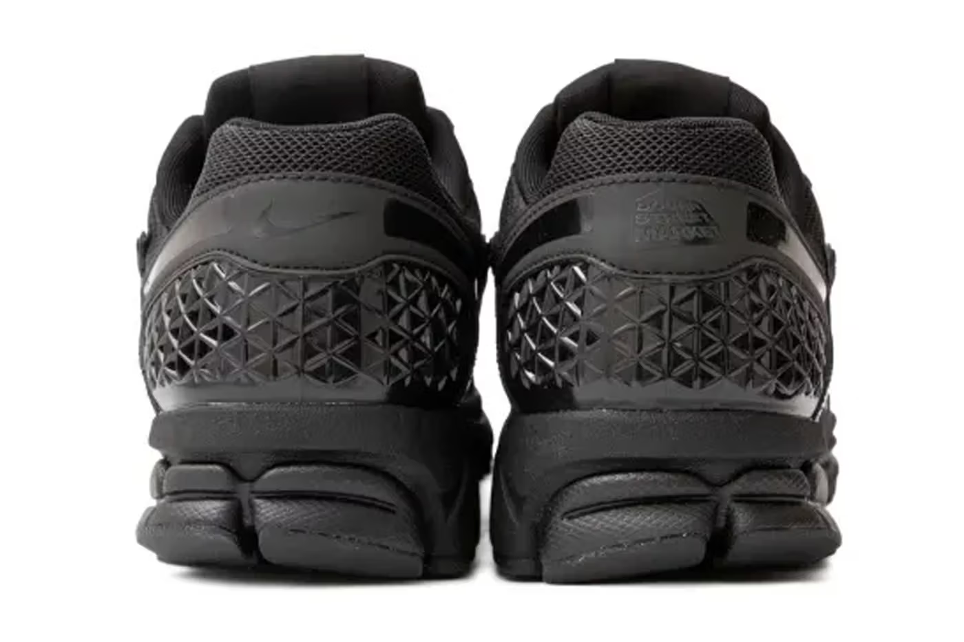 Dover Street Market × NIKE ZOOM VOMERO 5 "Black" が発売