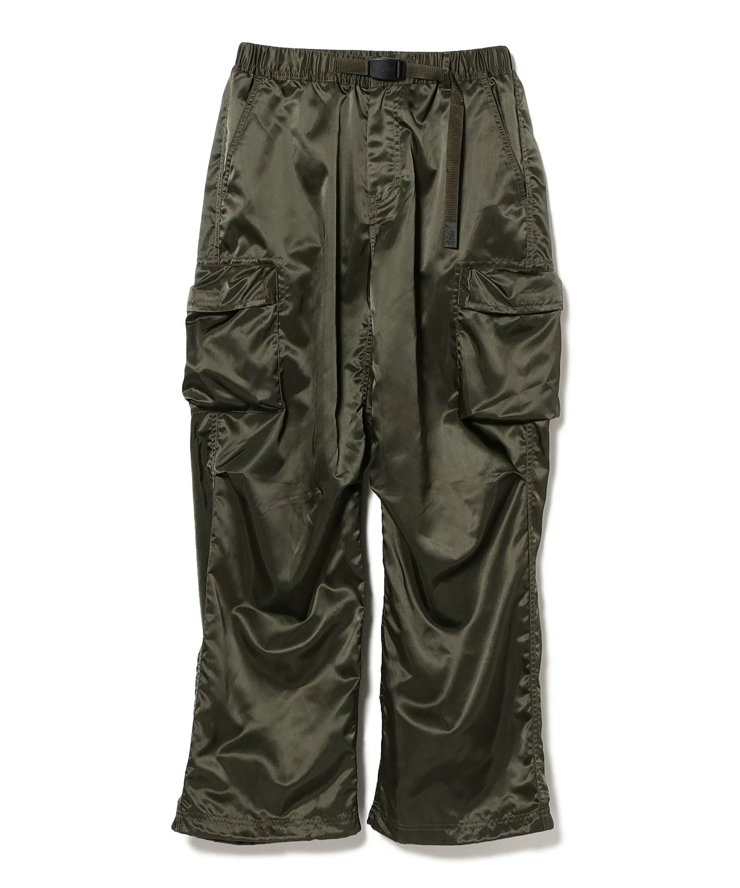 BEAMS × GRAMICCI の Shiny Nylon 6-Pocket Pants が発売