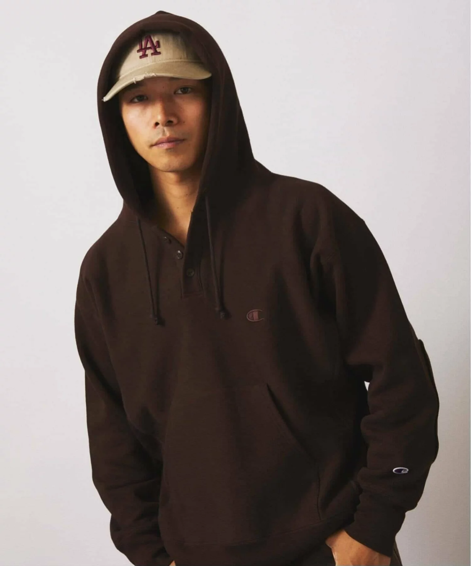 JOURNAL STANDARD relume × Champion の R/W Elbow Patch Henley Neck Hoodie が発売
