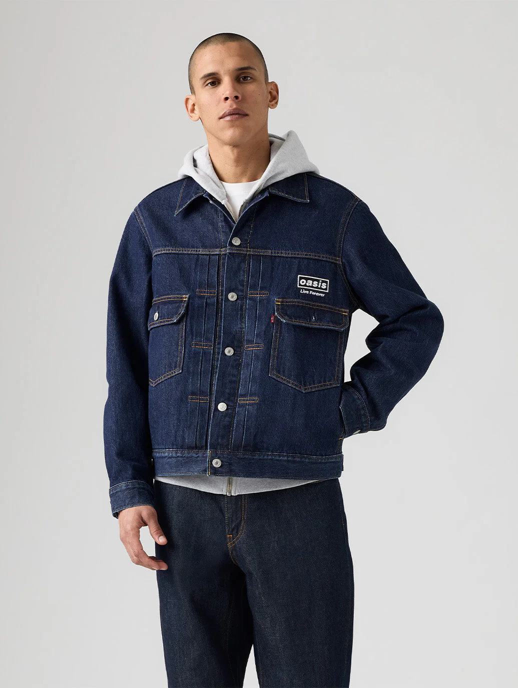 Levi’s® × Oasis の2025年秋冬コラボコレクションが発売