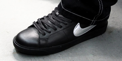 Dancer Skateboard × NIKE SB の ZOOM BLAZER LOW QS "Black/Metallic Silver" が発売