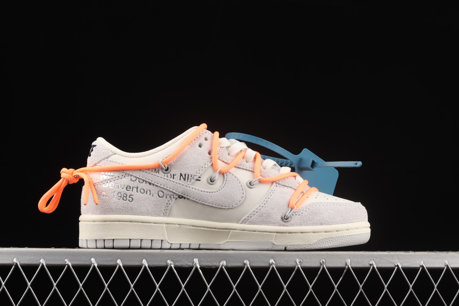 Off-White × NIKE の DUNK LOW “19/50” が発売