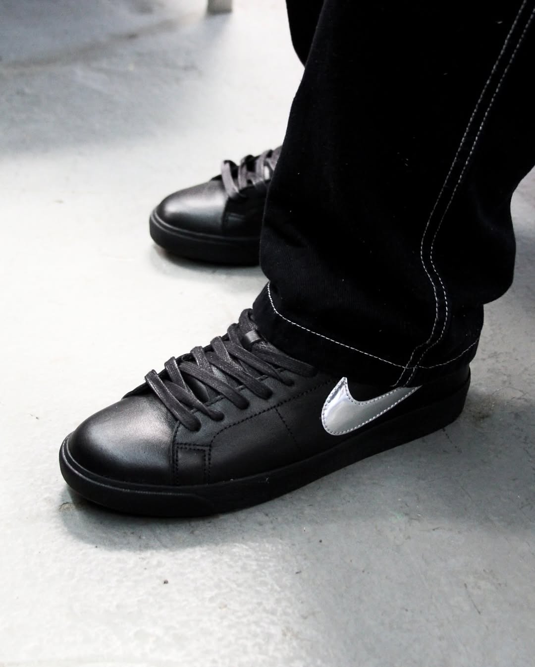 Dancer Skateboard × NIKE SB の ZOOM BLAZER LOW QS "Black/Metallic Silver" が発売